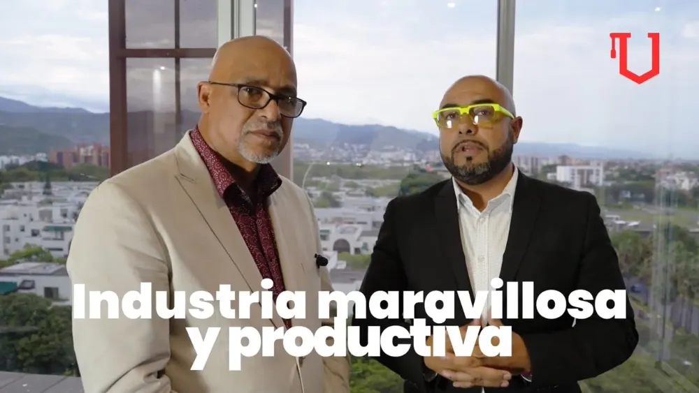 Dos instructores de FES Academy frente a una ventana con vista a la ciudad, en el video de la portada